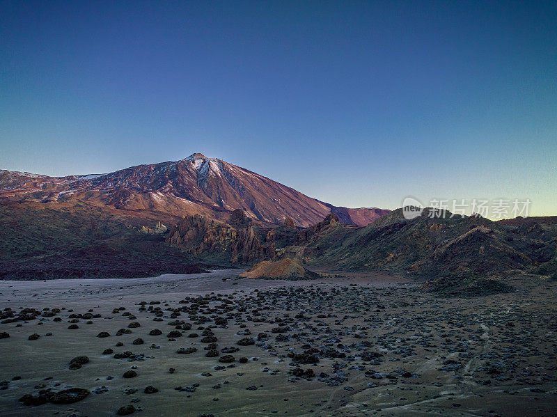 西班牙特内里费岛日出时的Teide和Roques de Garcia鸟瞰